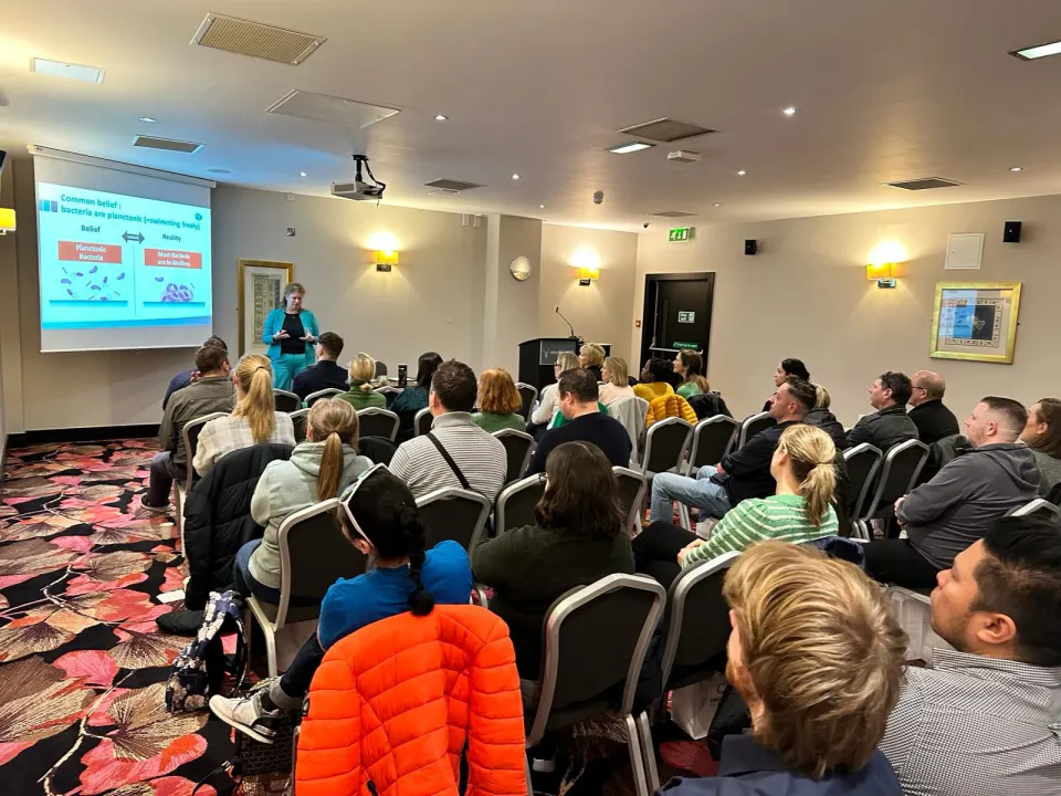 A full room of IDI members at a Study Day presentation.